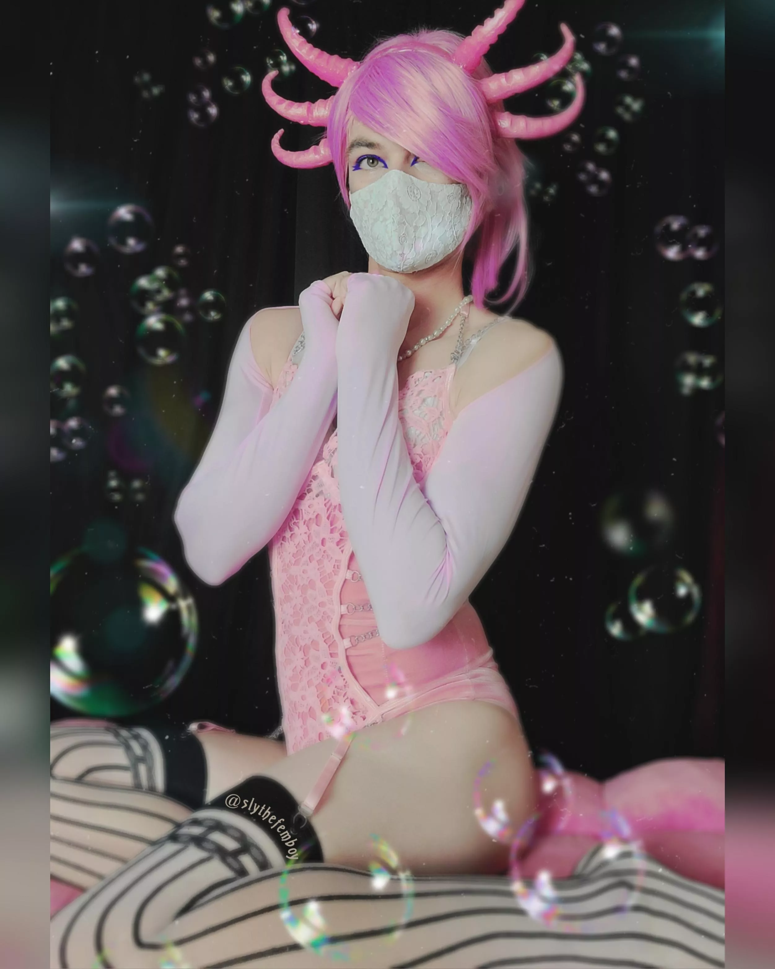 Would you scroll without petting the axolotl boy?!🤨🤨