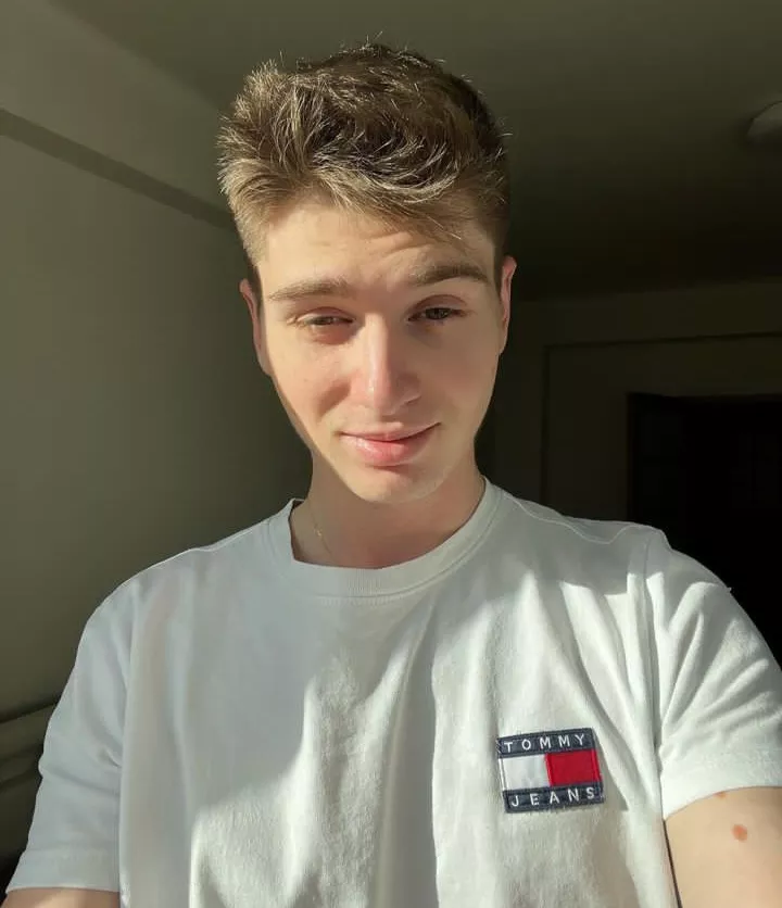 '23' Baby boy here 💕 willing to be submissive