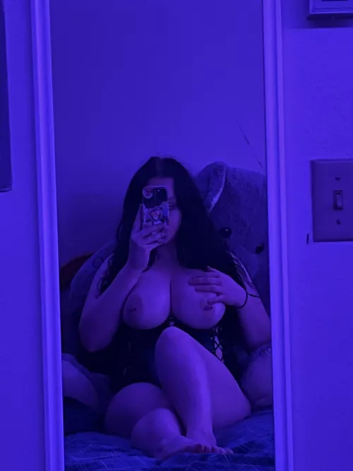 anyone in need of a big titty goth gf?😏