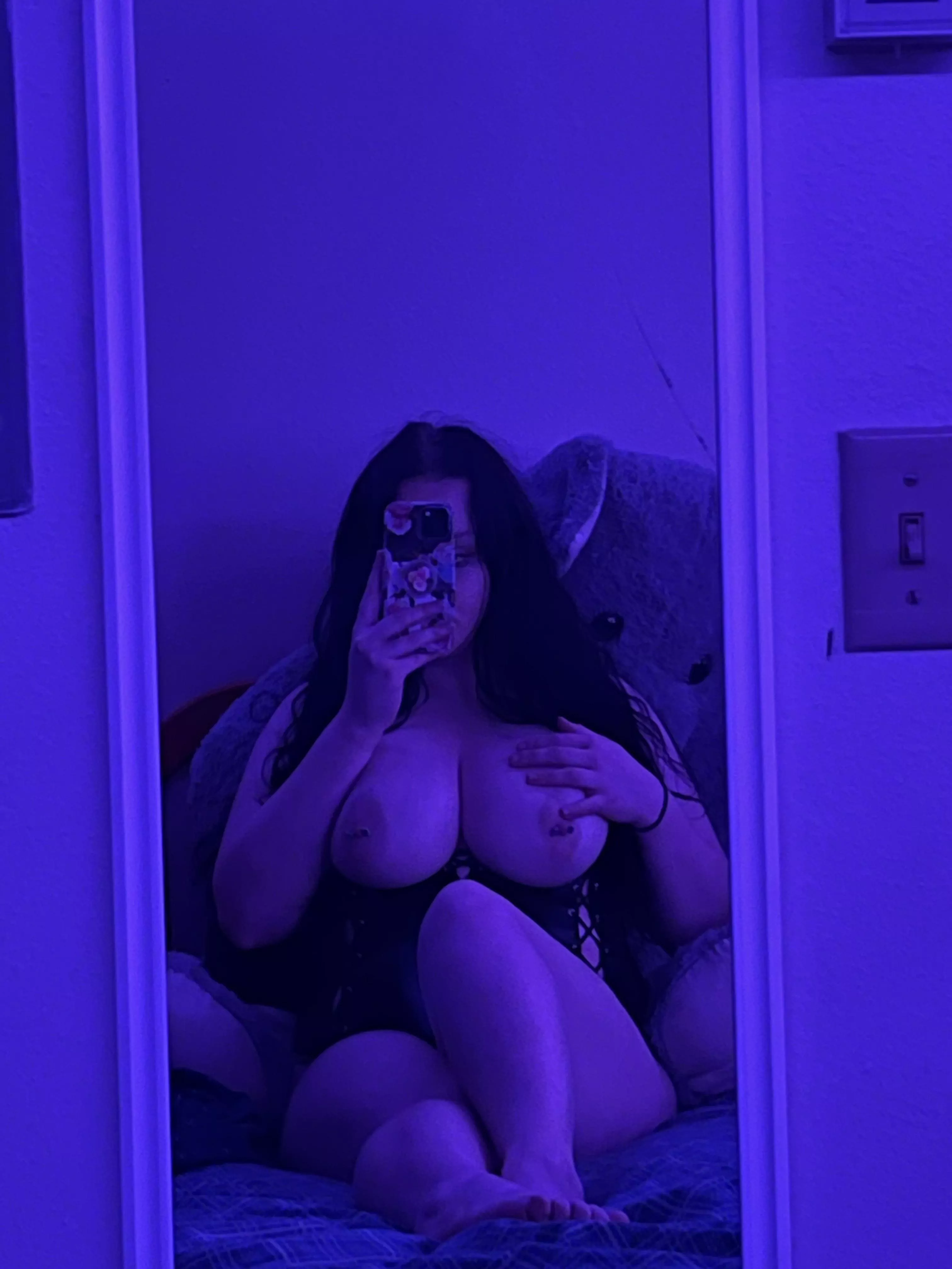 anyone in need of a big titty goth gf?😏