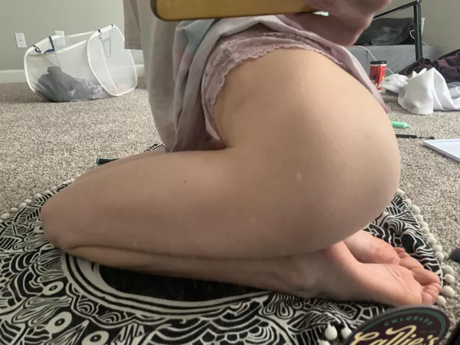 Booty & toes 😋💖