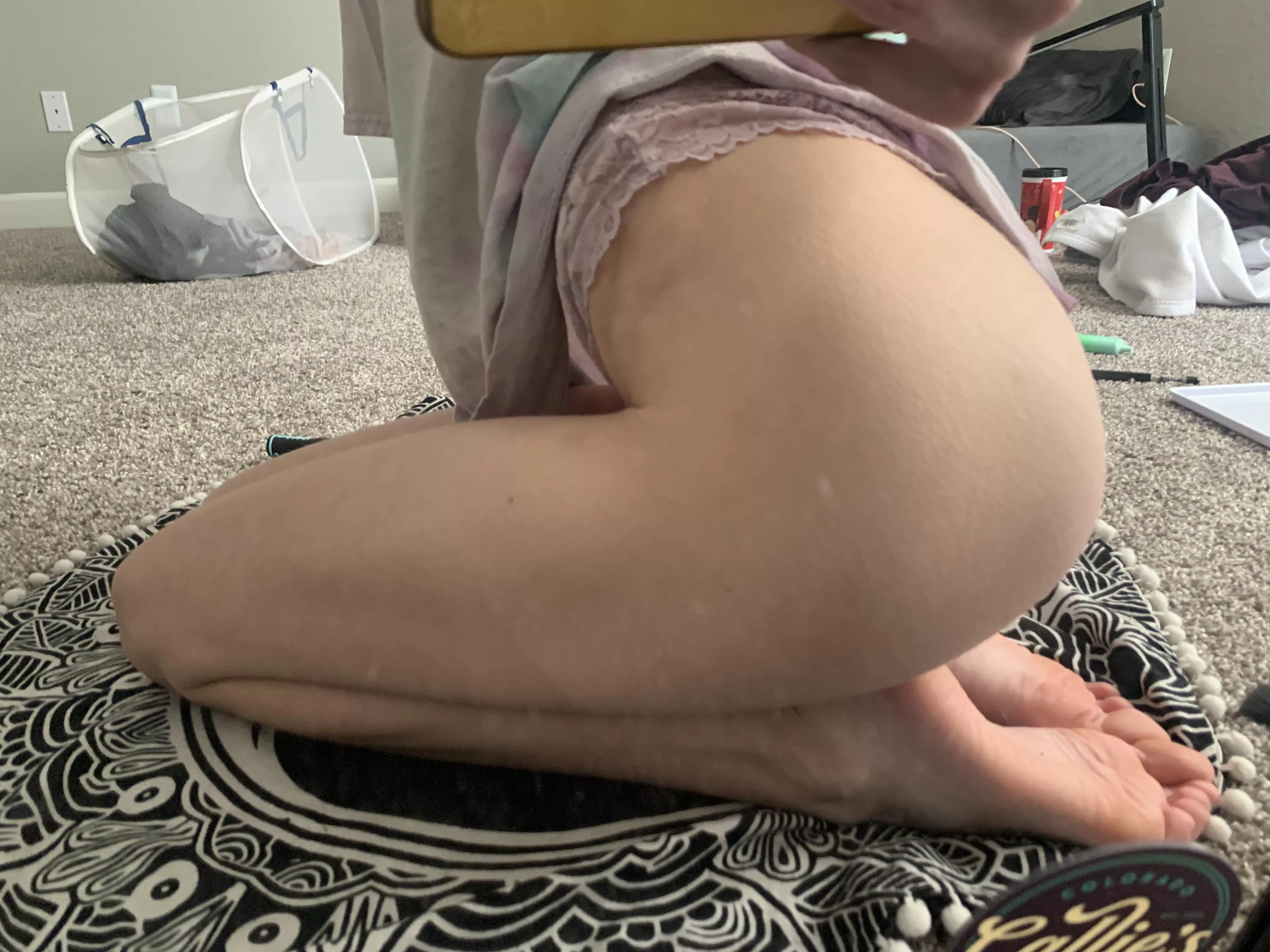 Booty & toes 😋💖