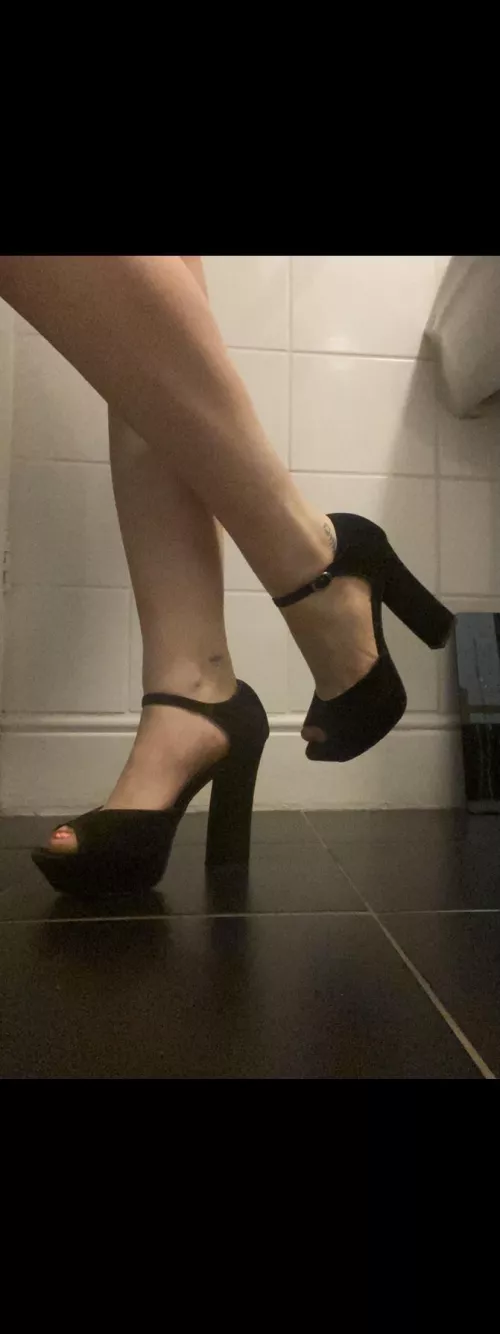 Do you like my feet in these heels ;) Dms open and welcome <3
