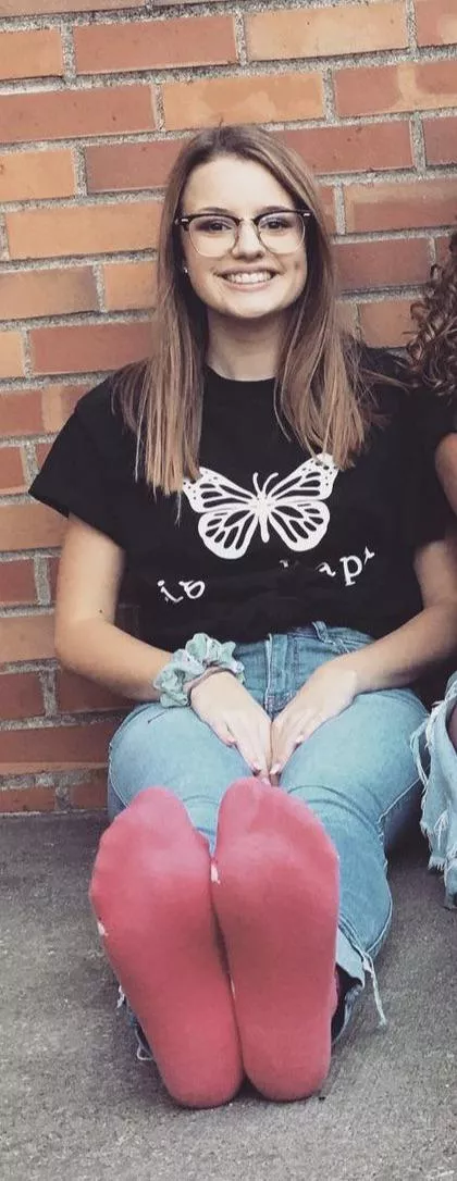 Doesn’t she have the sexiest feet?