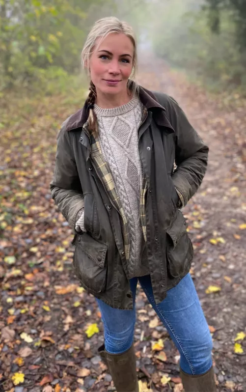 Getting old, no nudity, but maybe I’m still worth a poke or two? (39F)