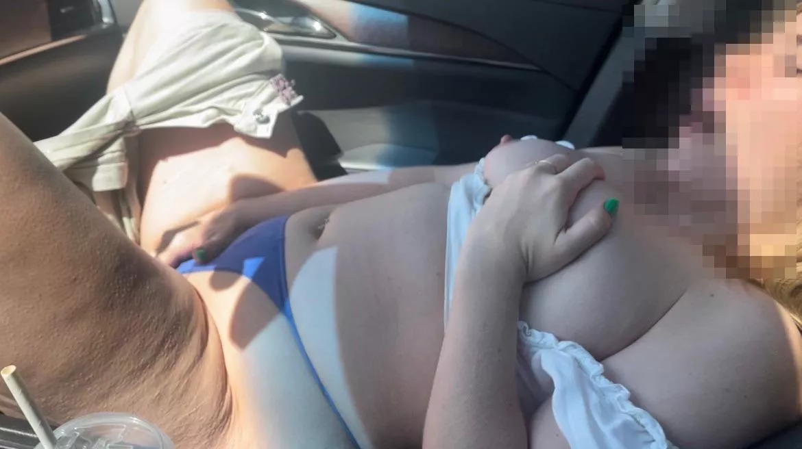 Goosebumps while i play with myself on a road trip 😈