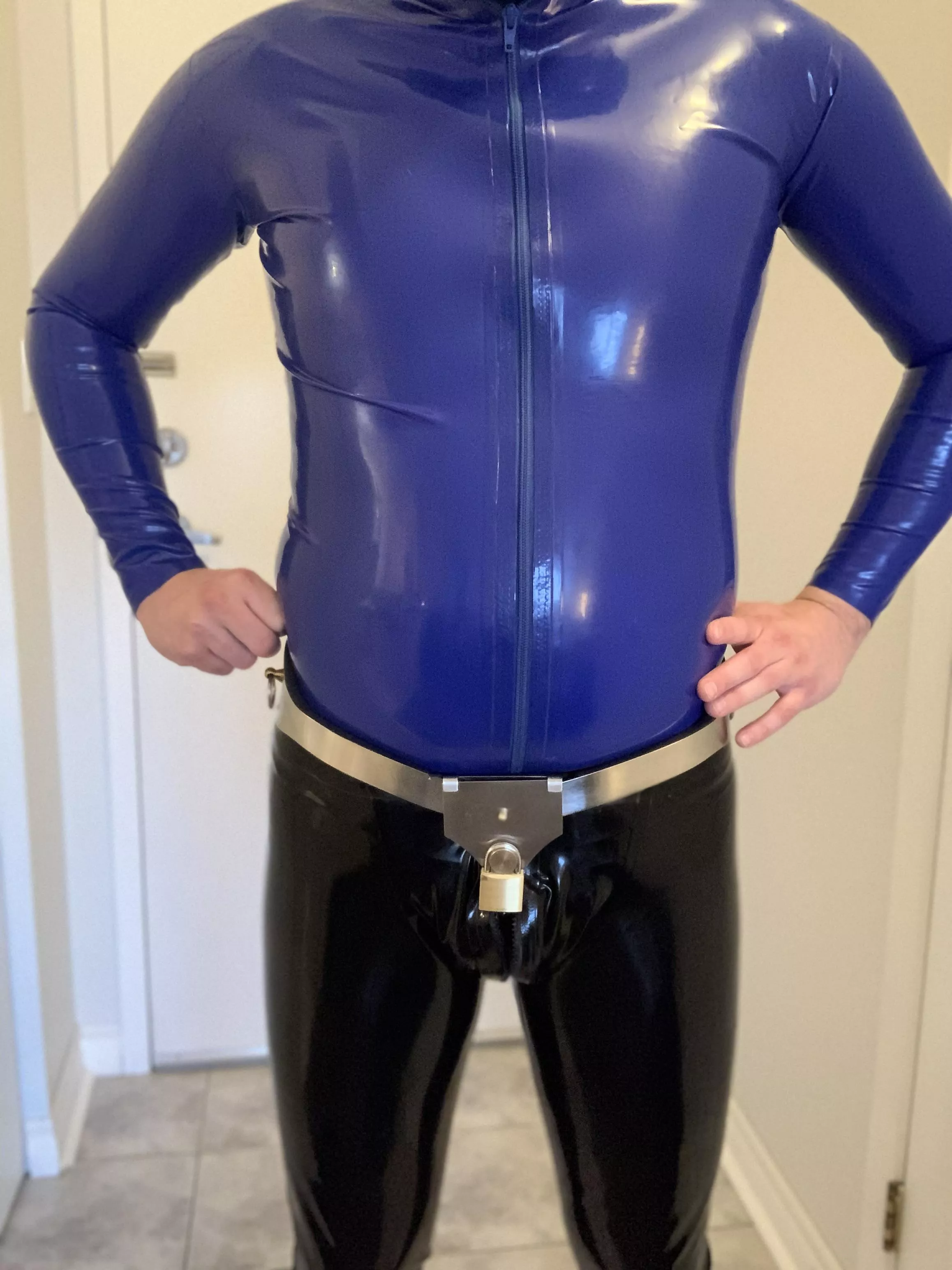 Happy fetish Friday folks! Have a kinky weekend. Ps I love the look of this!🔒🔒 belt over latex