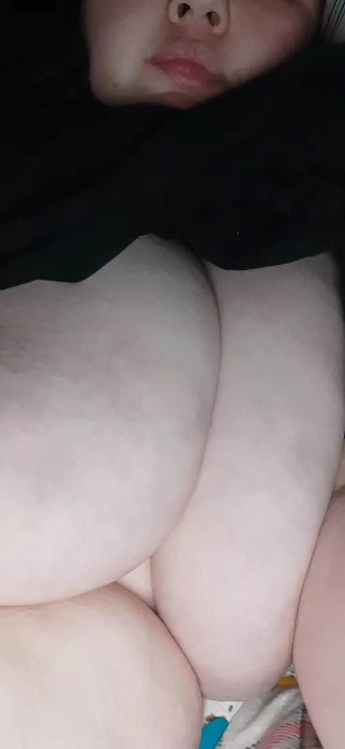 hey I'm bord cone play with me