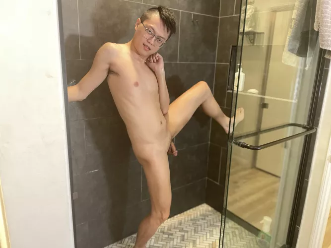 I’m a stand-up comedian. Send me your dick pic and I’ll roast you.