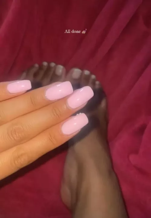 Indian girl best friend ( 20 ) shows off her nails 🤤
