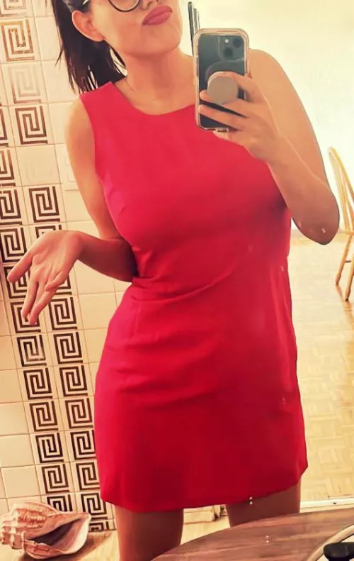 Large family reunion tonight. Think my uncles will appreciate pink❓😛 [f]