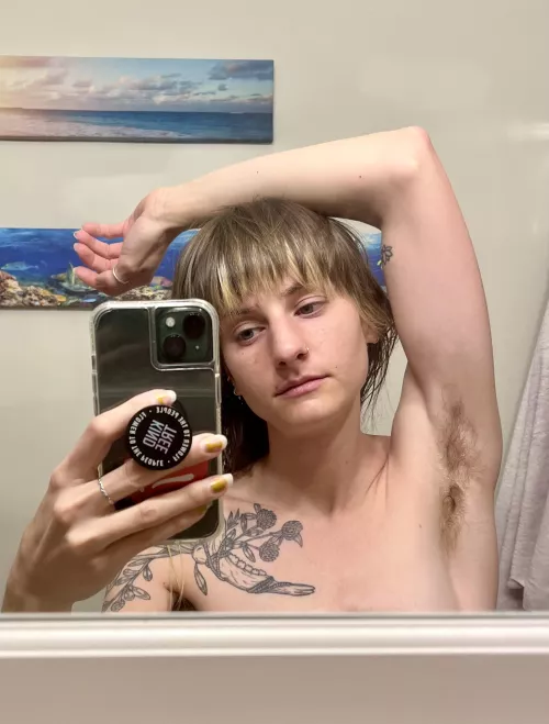 Makeup-less armpit mirror selfie