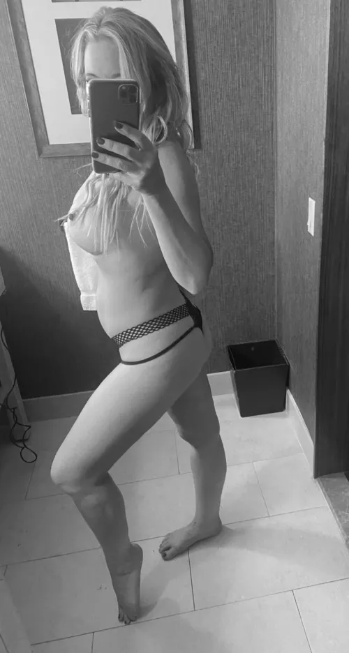 Mom side boob 📸 needs a licking 👅