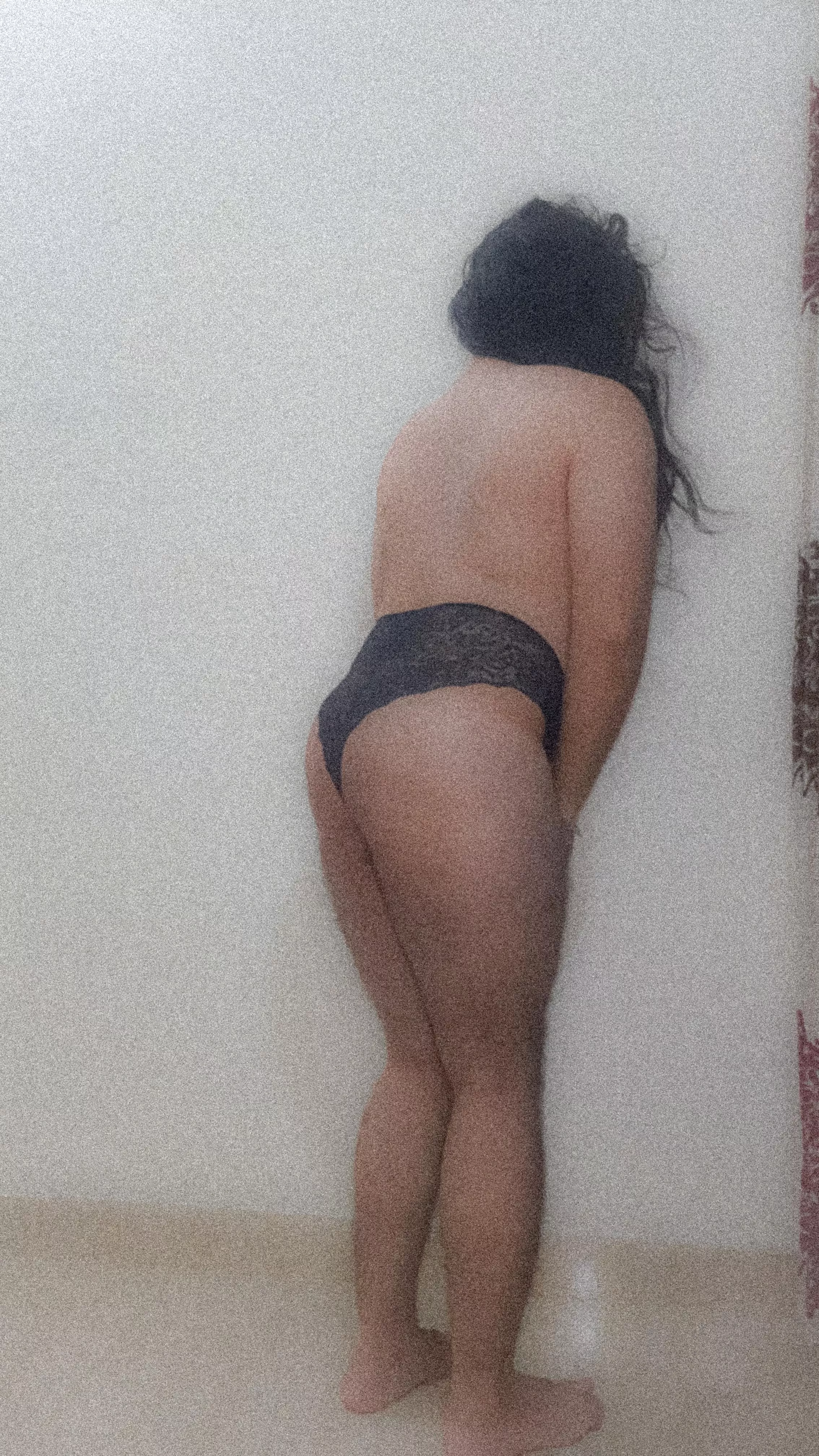 Revealing back 🍑 🤭 wanna mark your territory...! 💦