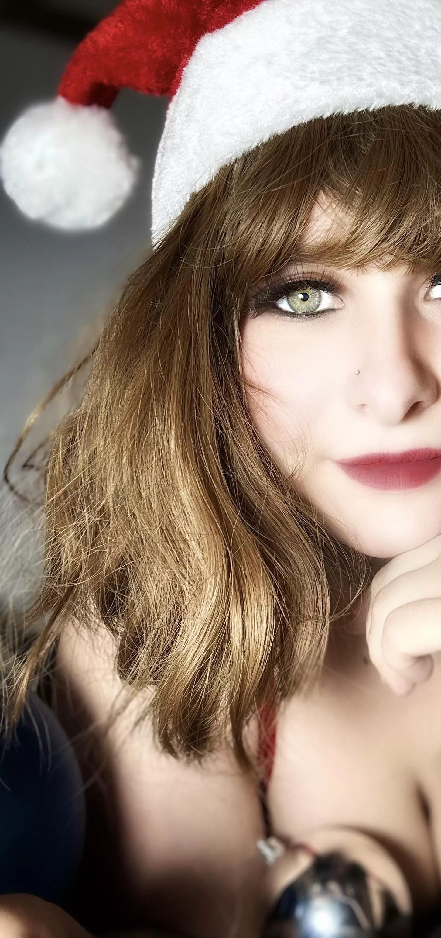 Santa baby, hurry down my chimney tonight 😘