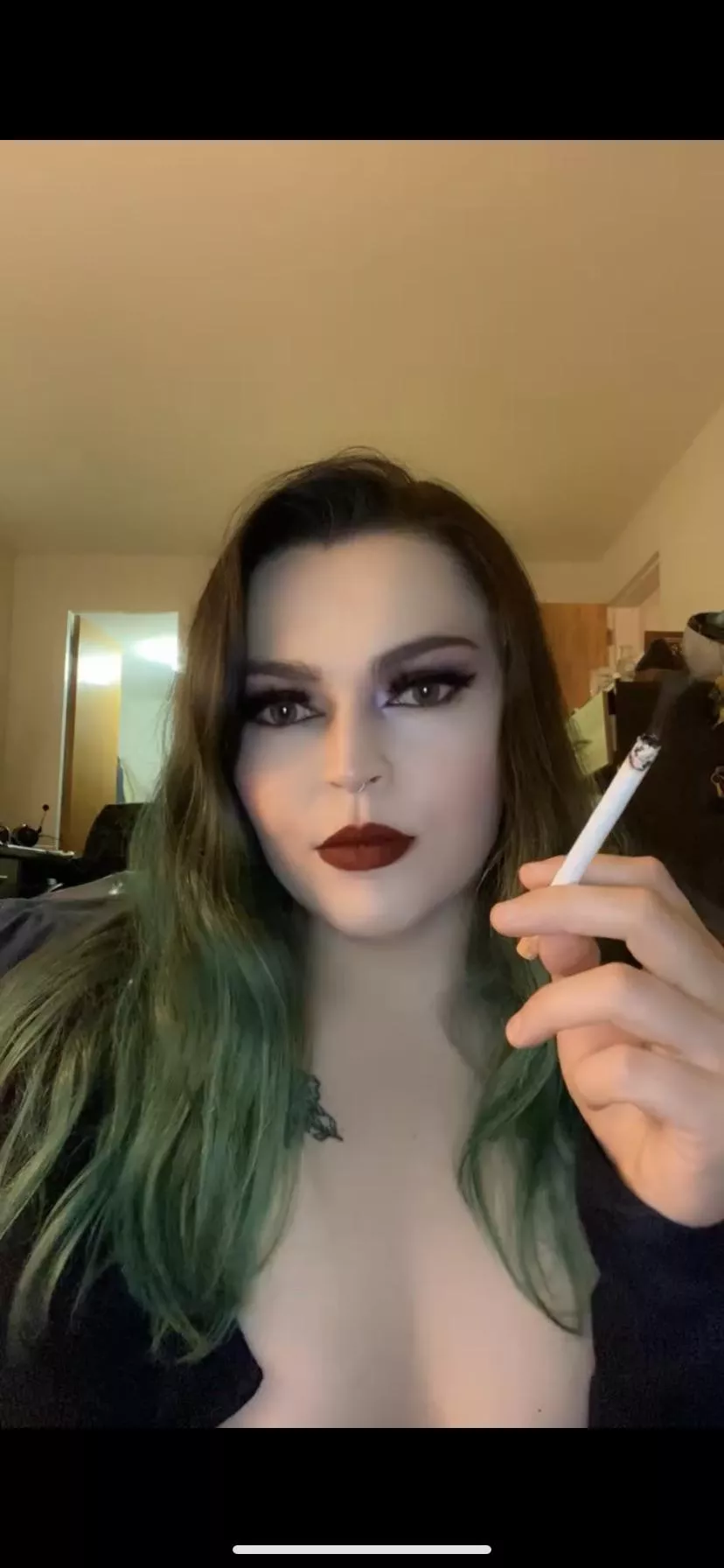 Smoking is better with red lips❤️