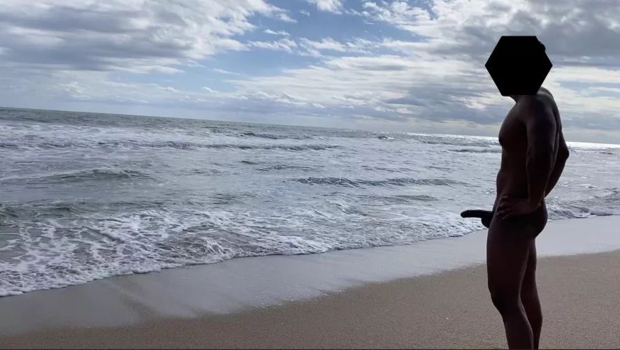 The beach always excites me 🏝