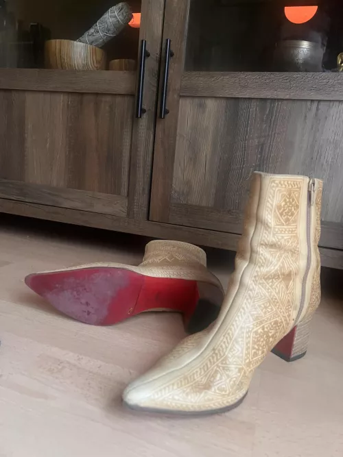 Who makes these boots? Doesn’t have any markings on them that I can find.