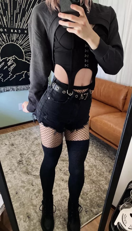 Y'all really liked the shorts yesterday, so here's another pic for you cuties 💕