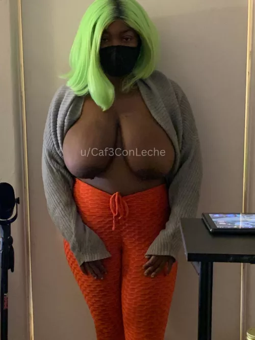 [36HH] Looking guilty in green <3