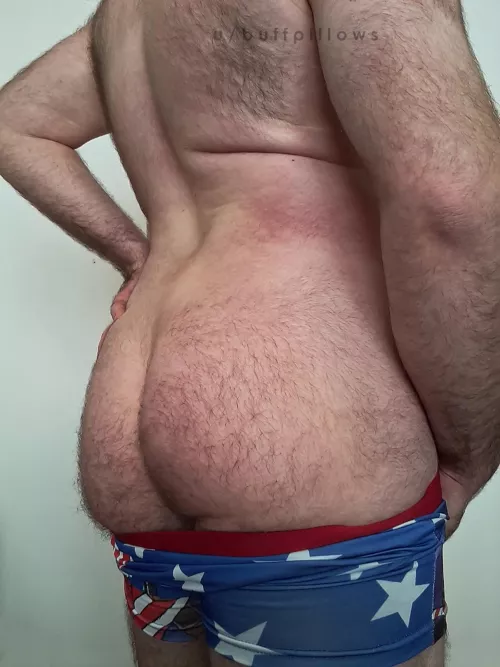 bare ass.. or is it bear 🐻 ass? can't decide.