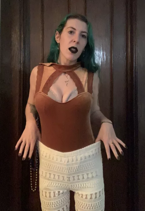 Busty in velvet. Tribute in the comments plz