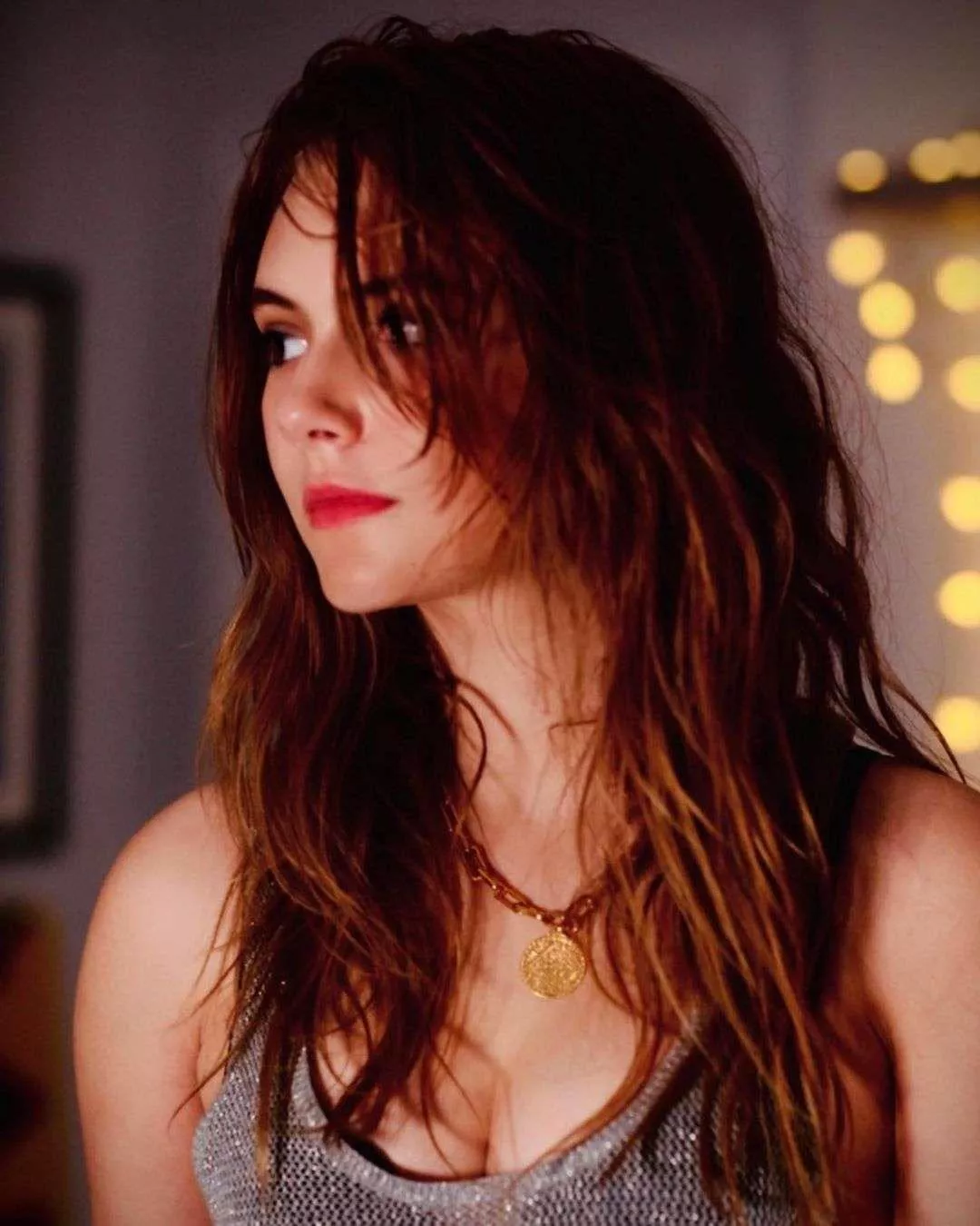 Can anyone be Emilia Jones, Sadie Sink, or Olivia Rodrigo in a romantic RP scenario for me?