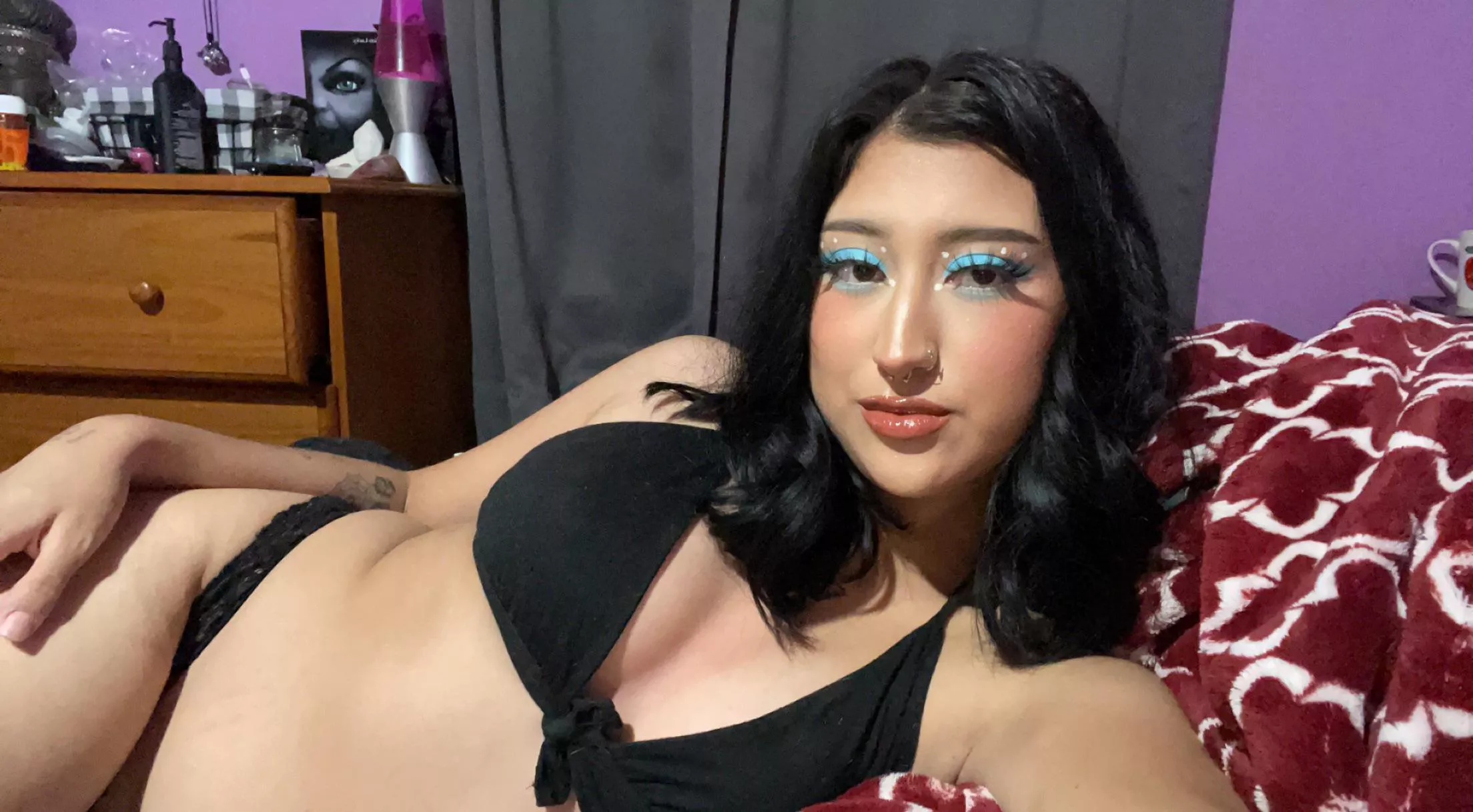 Come look and my pretty face and body 💙