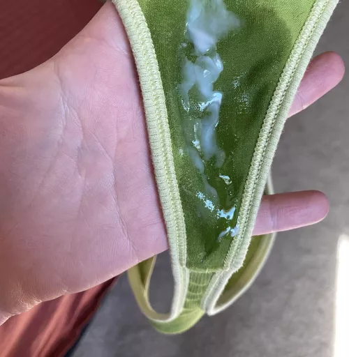 Creamy and wet thong 🤤