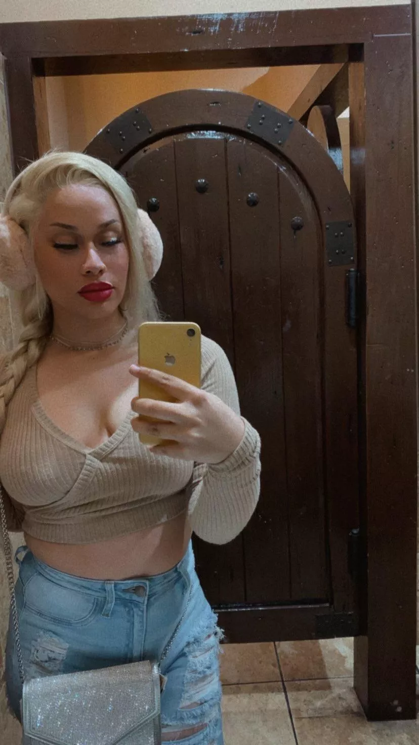 Crop top so hot 🥵 rate me 21f