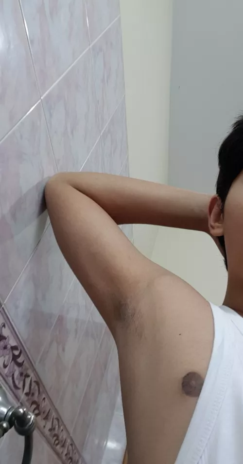 cum sniff my pits and suck my nips