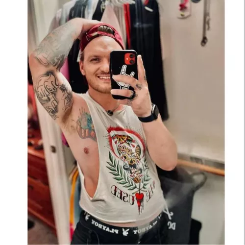 dirty mirror? clean it up with a selfie 🤳