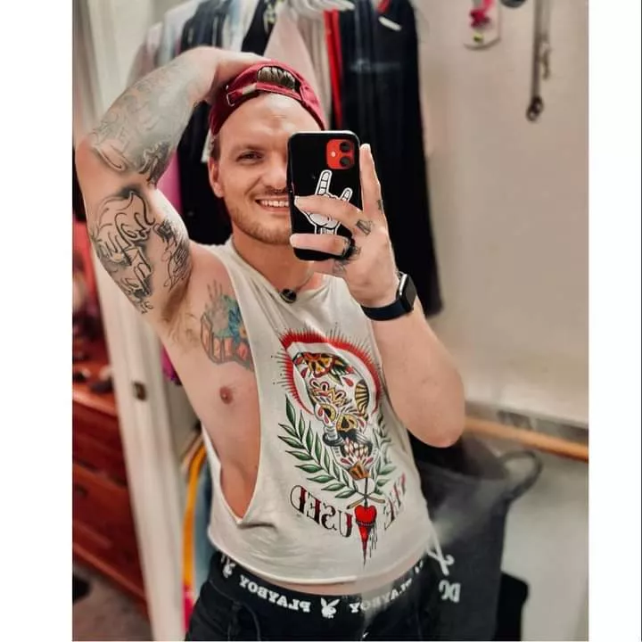 dirty mirror? clean it up with a selfie 🤳