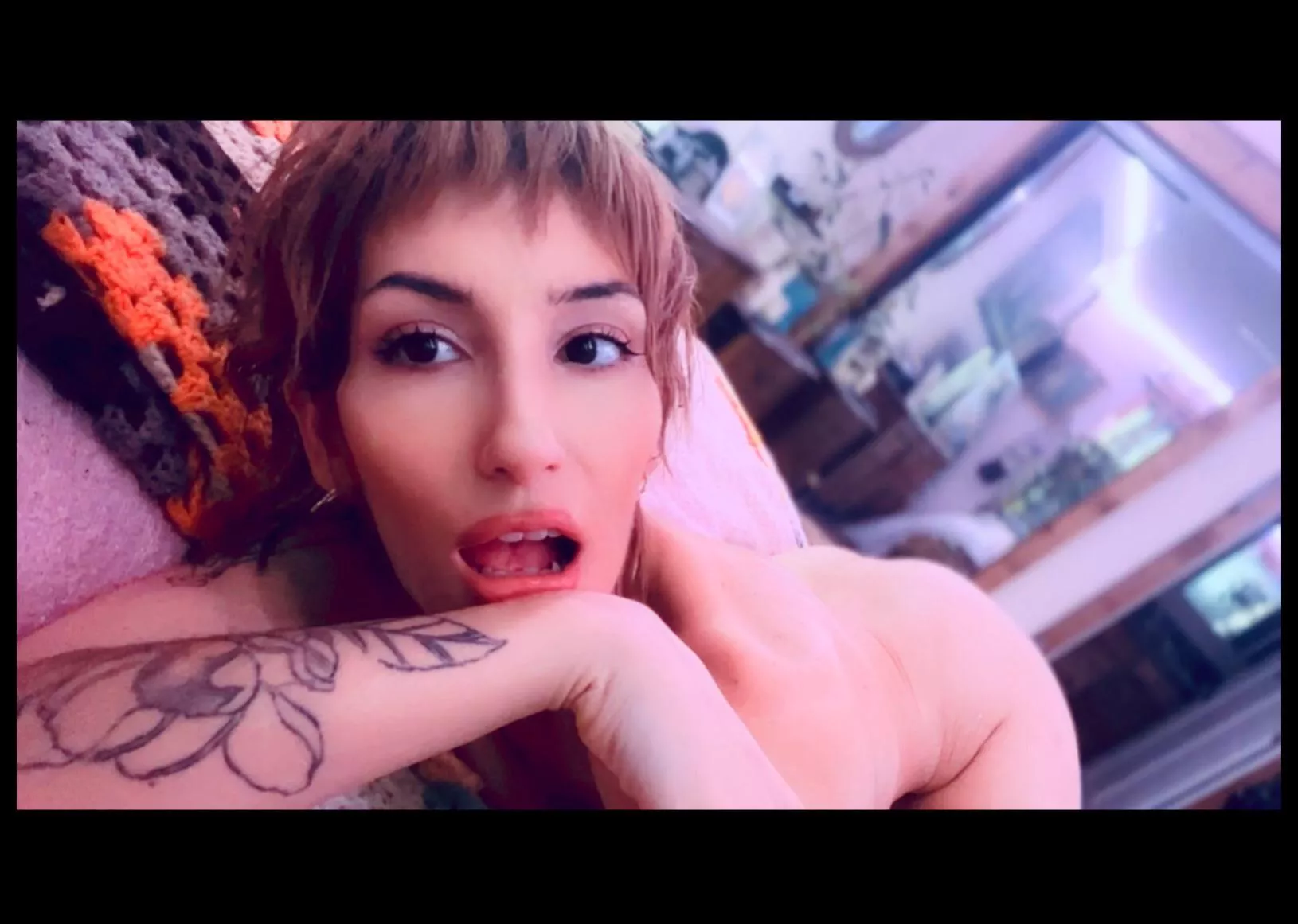 Does anyone on this page even really listen to Punk music?! 🤘Or are you just into it for a fashion thing? 🤮