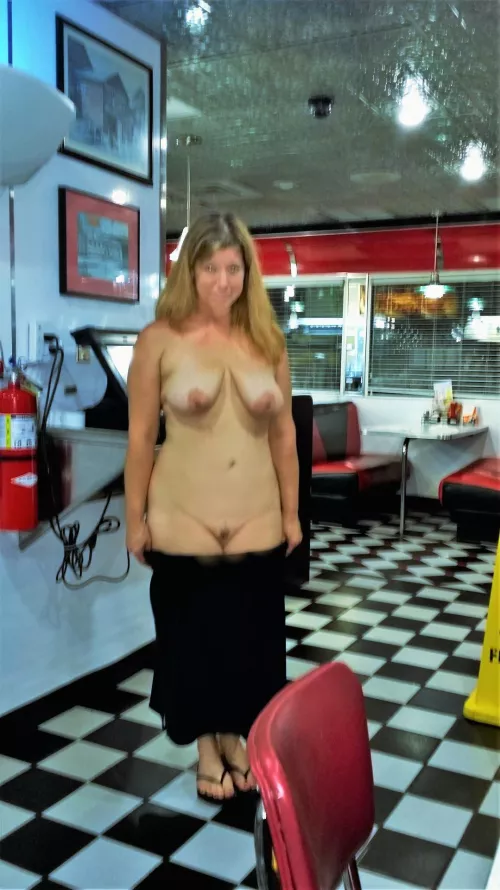 (f) Me getting naked at Dennys... doesn't everybody!!