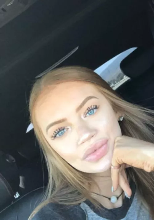 Give Zoey and her juicy lips some love