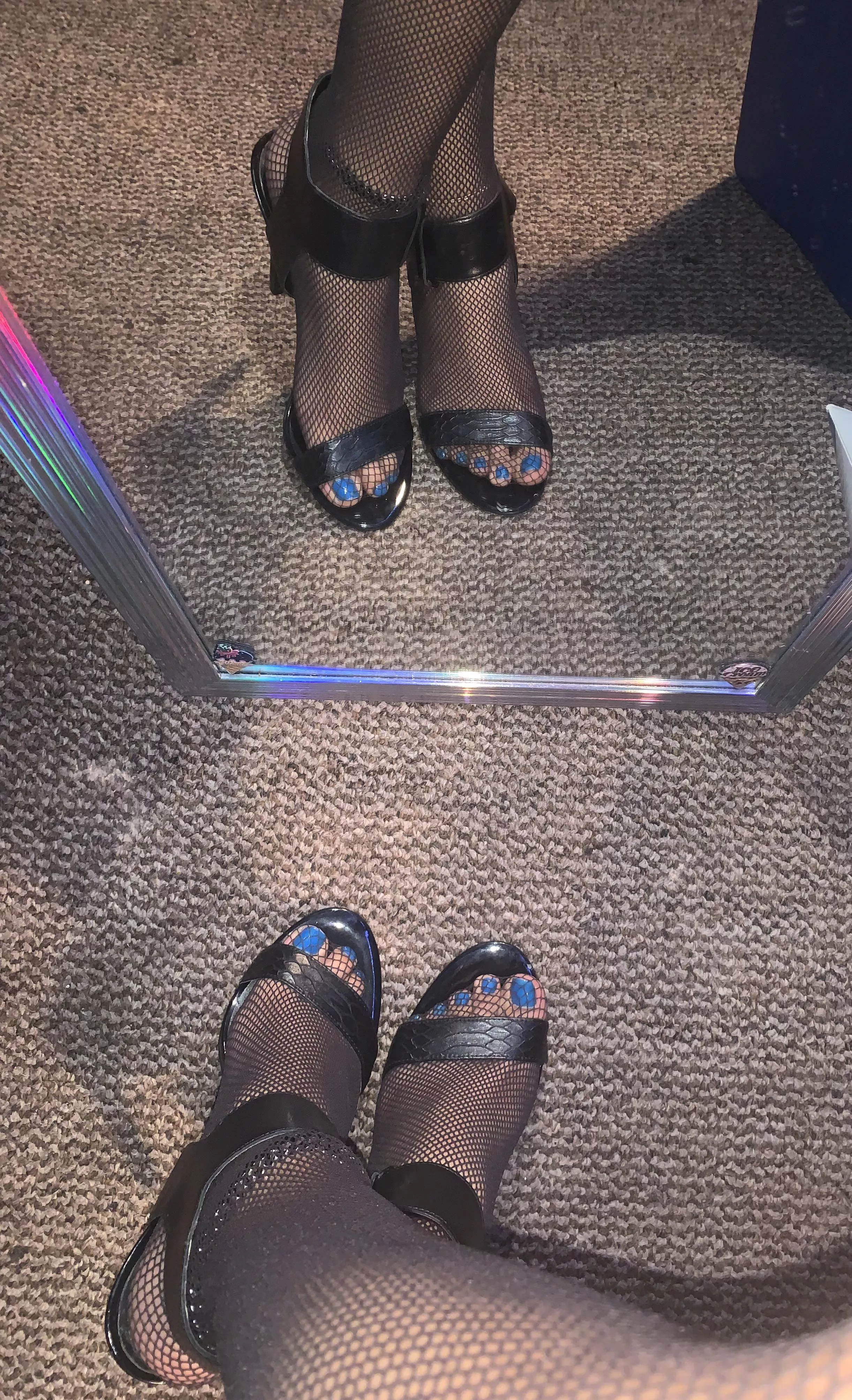 Guys I’m bored 😑 text me