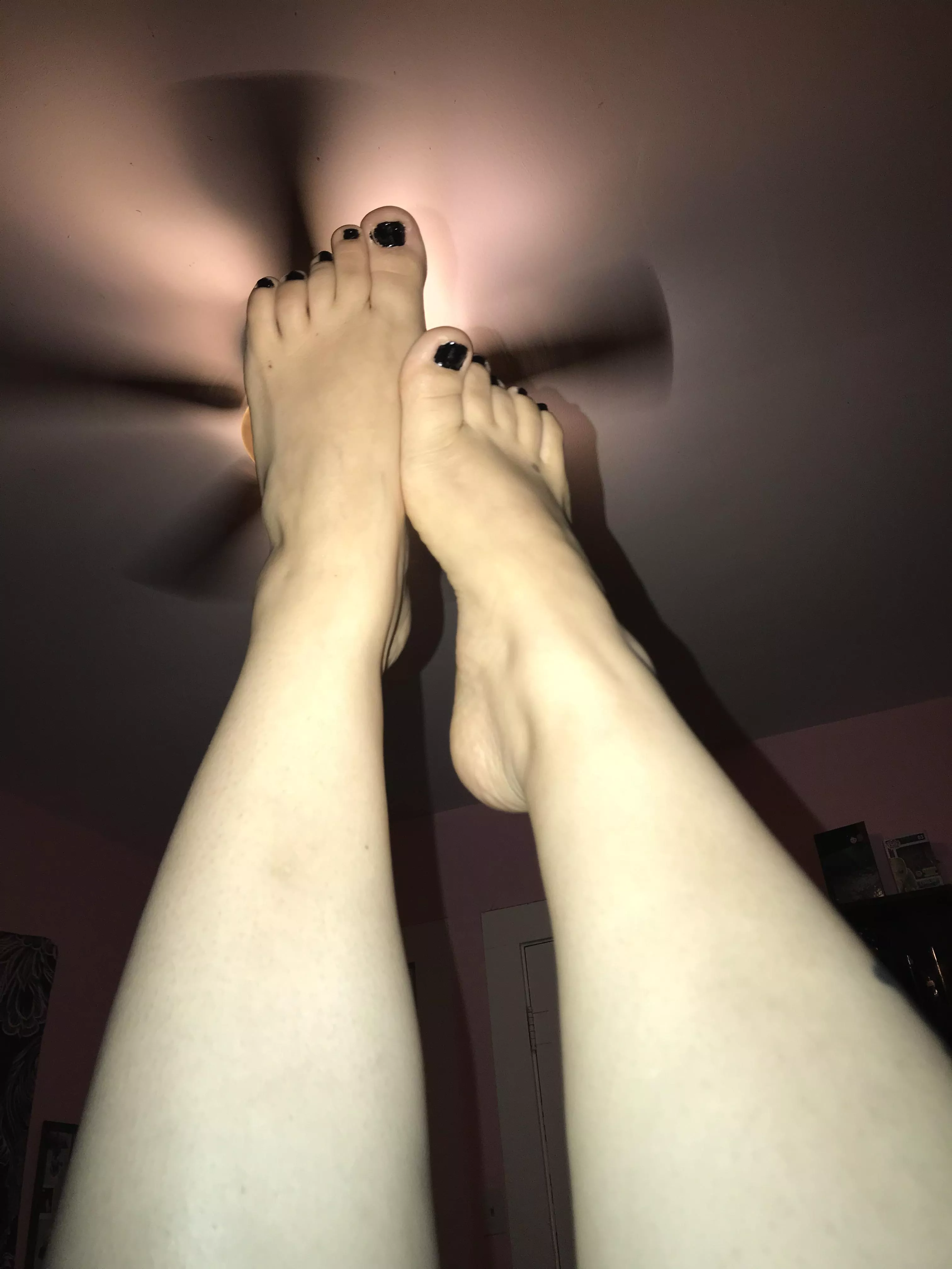 Honestly would love for someone to rub their face on my feet 🫦