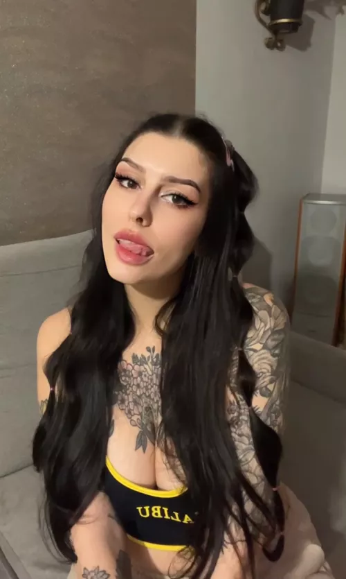 I hope you're into alt brunette girls