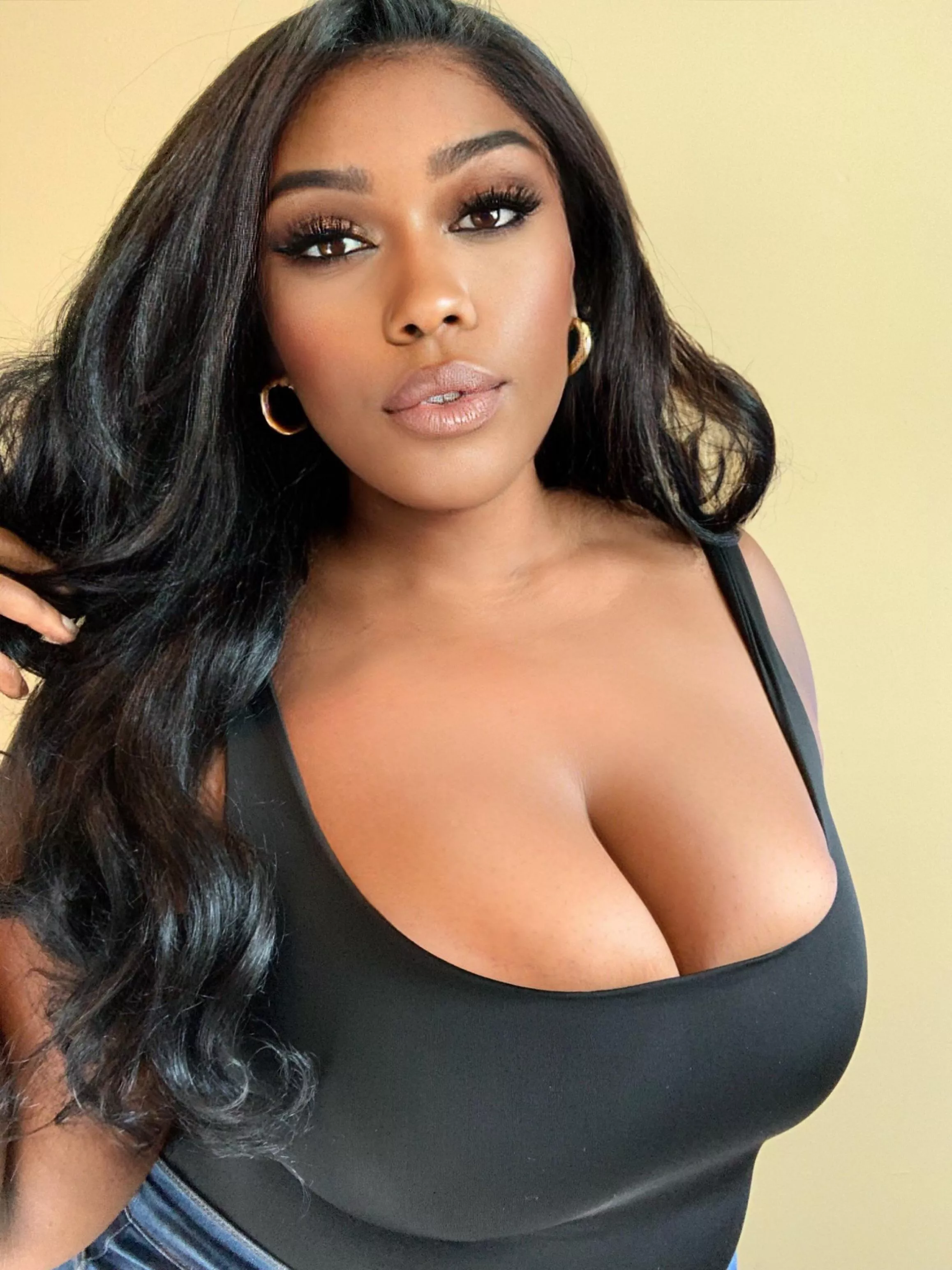 i RARELY wear a bra babe🖤👸🏾