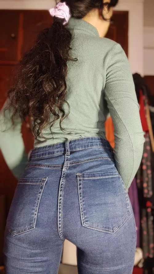 I should learn how to pose. [F]