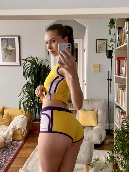 Little waist with a juicy ass