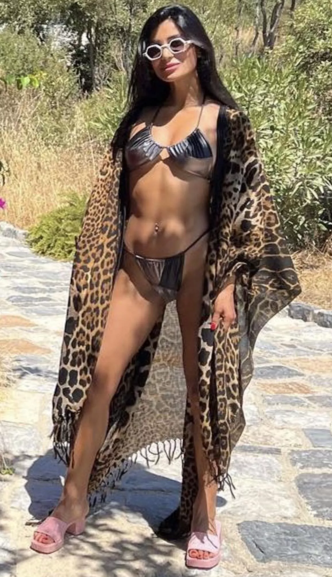 Look at my aunties sexy slut friend. Who wants to DM about her 😈😈 got more pics