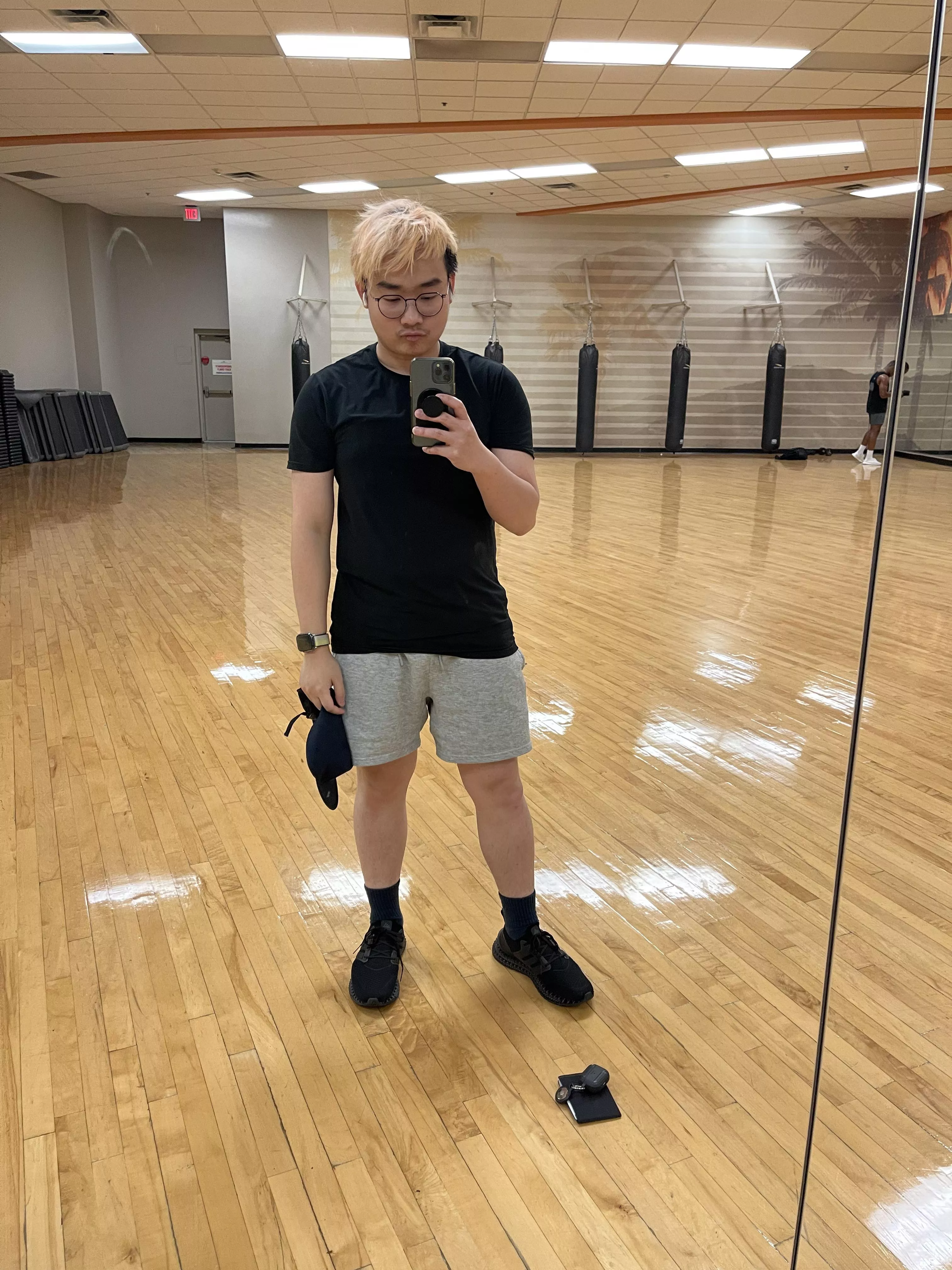 [Selfie] at the gym, there are men work hard, men hardly work, and there’s me make men hard