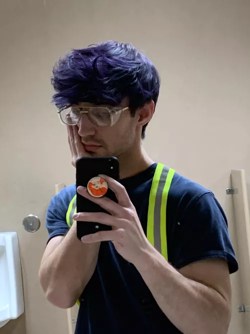 This “electric blue” temporary hair dye turned out suspiciously purple looking 🧐😕