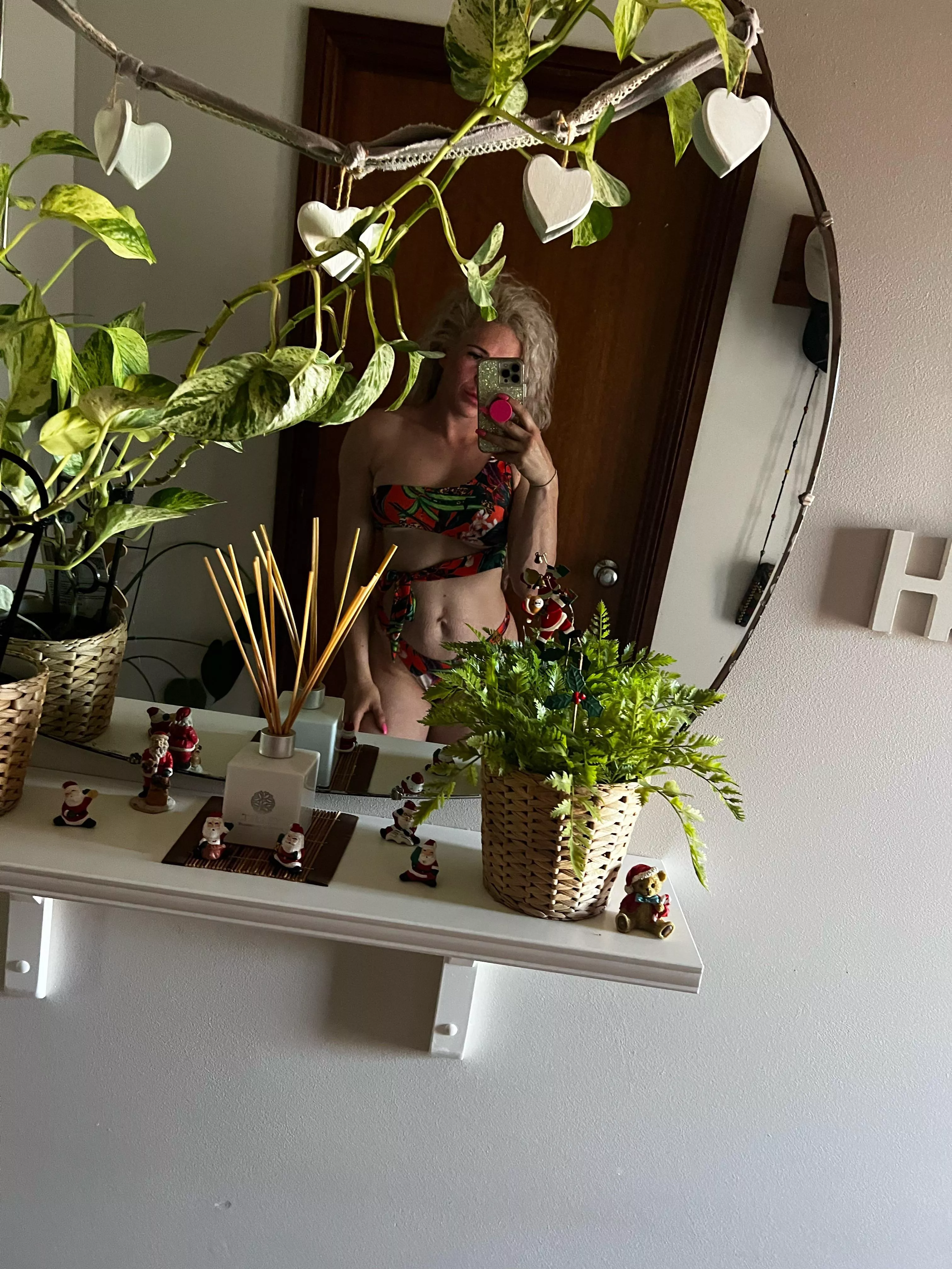 Time to come out if hibernation and start tanning to get some colour back now that the sun is finally out ☀️