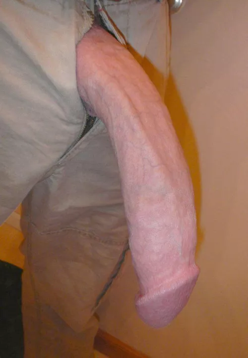 Upvote if you think im bigger or if you wanna suck it😈