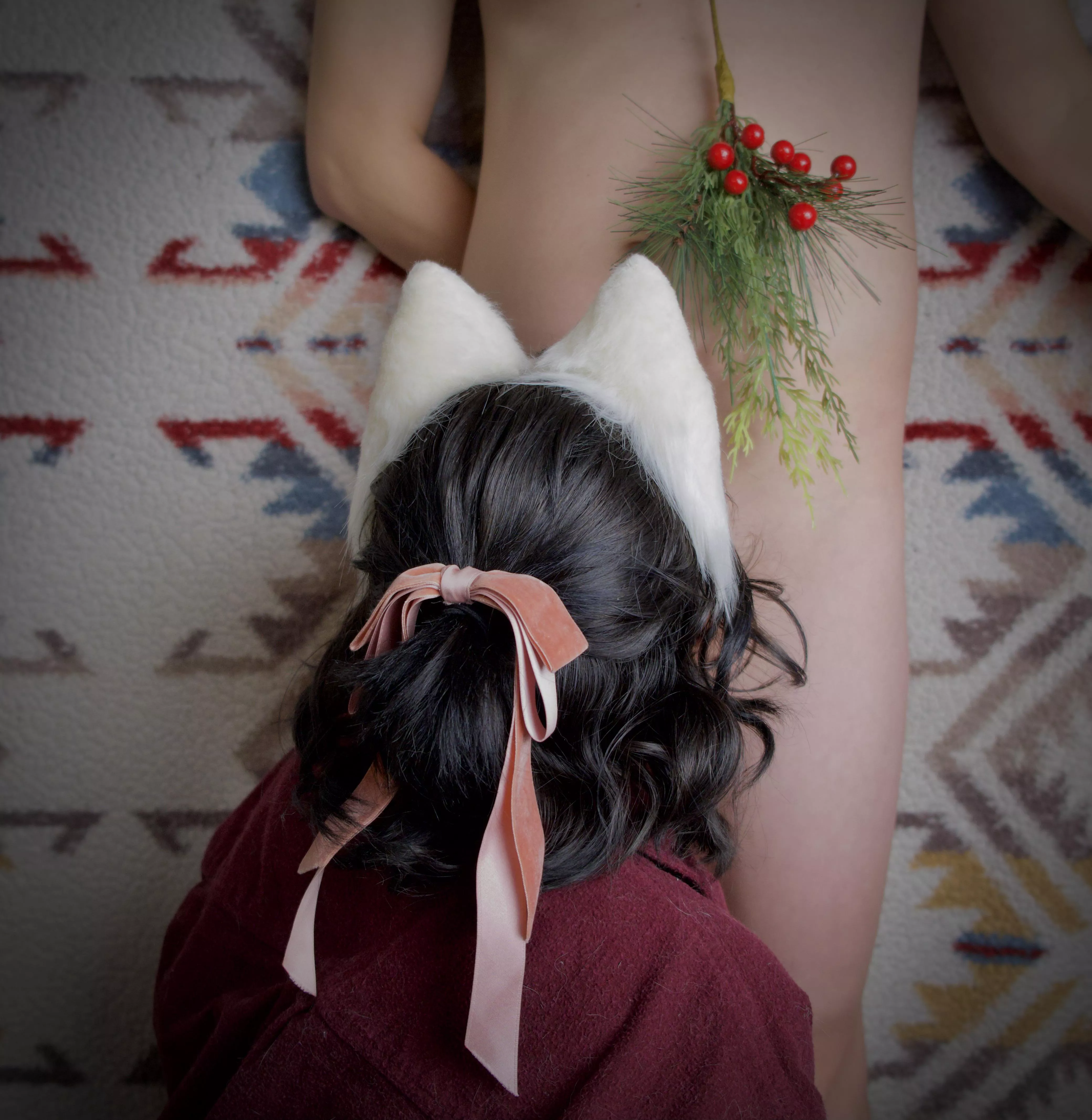 Who’re you kissing under the mistletoe? 🐶🎄