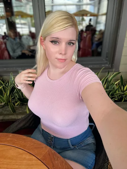 Would you take a cute femboy out to brunch? 💕