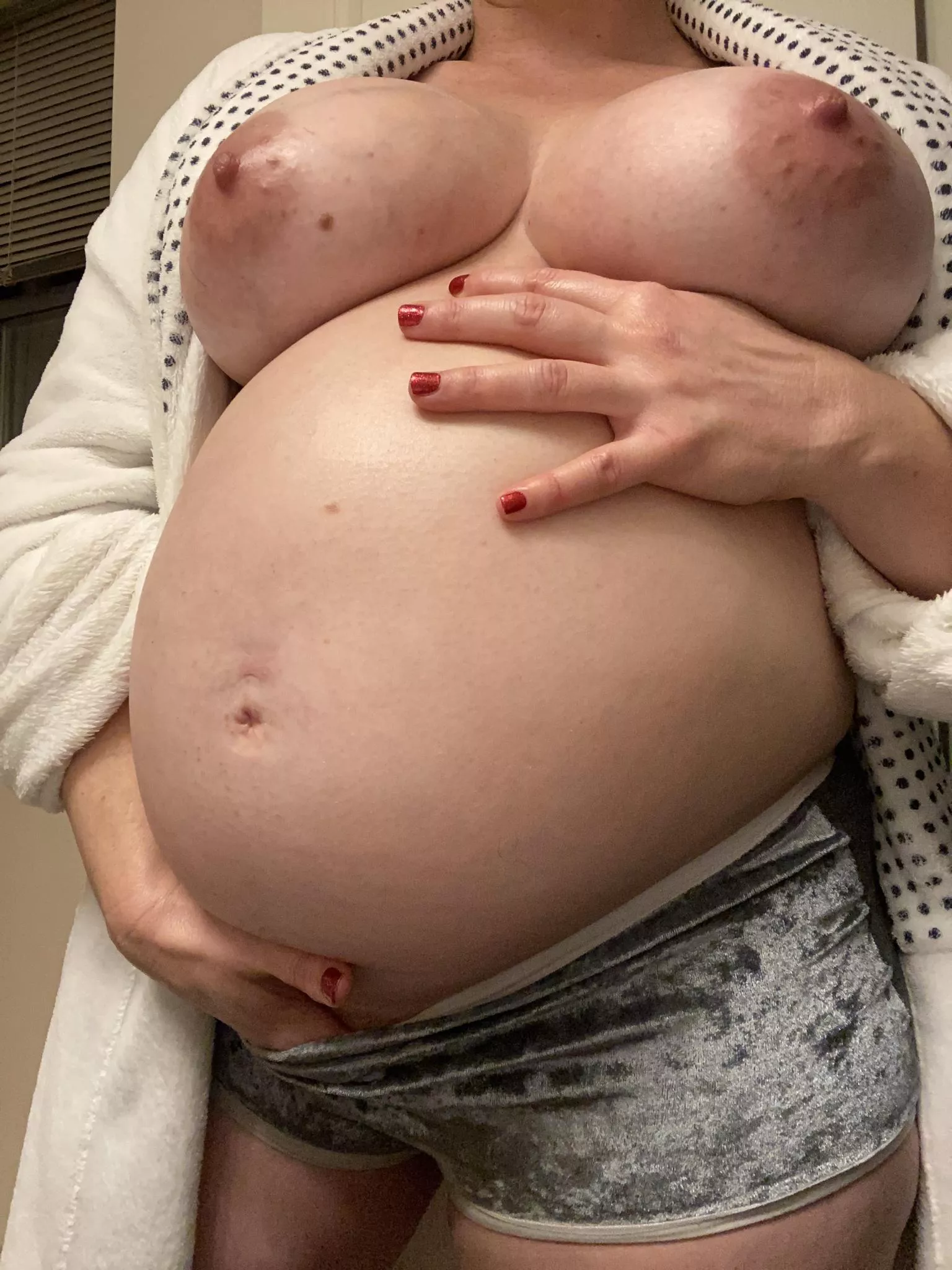 33 weeks! Hallelujah! Holy Shit! (where's the tylenol?) ;P